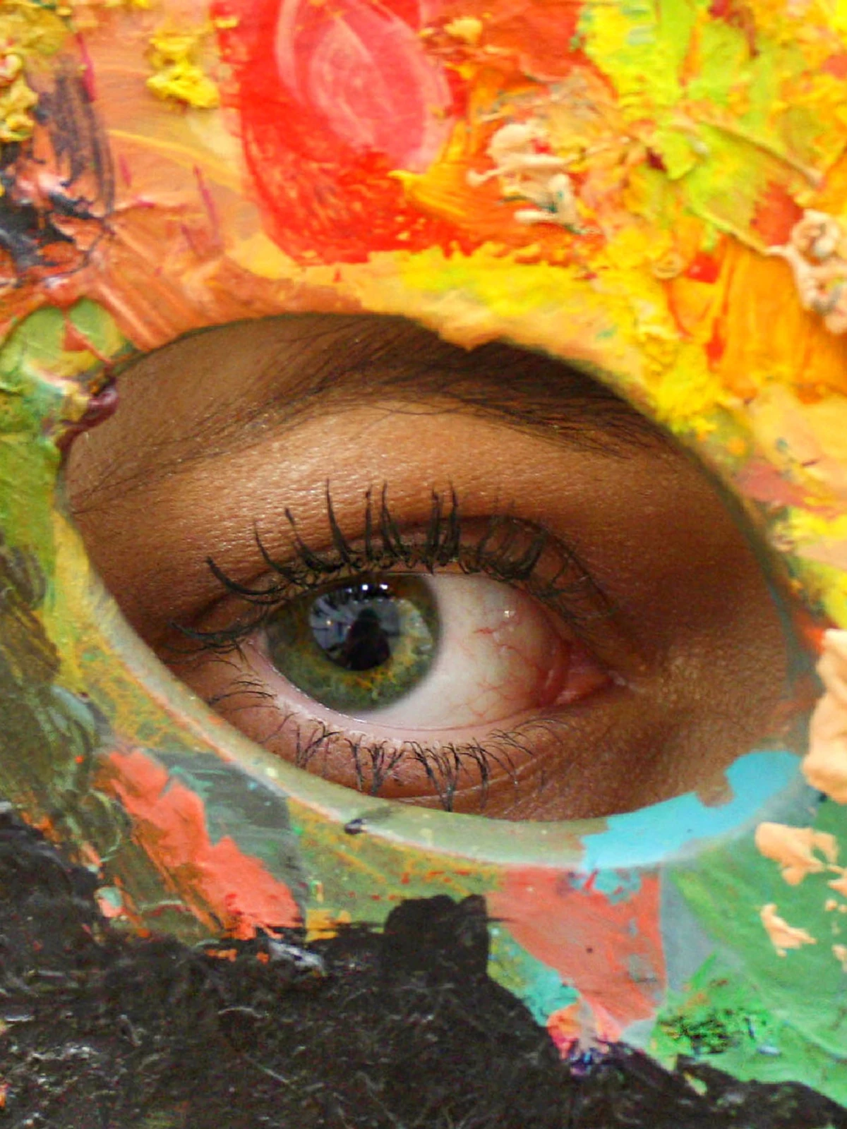 Occhio che osserva attraverso una tavolozza di colori: metafora della consapevolezza artistica