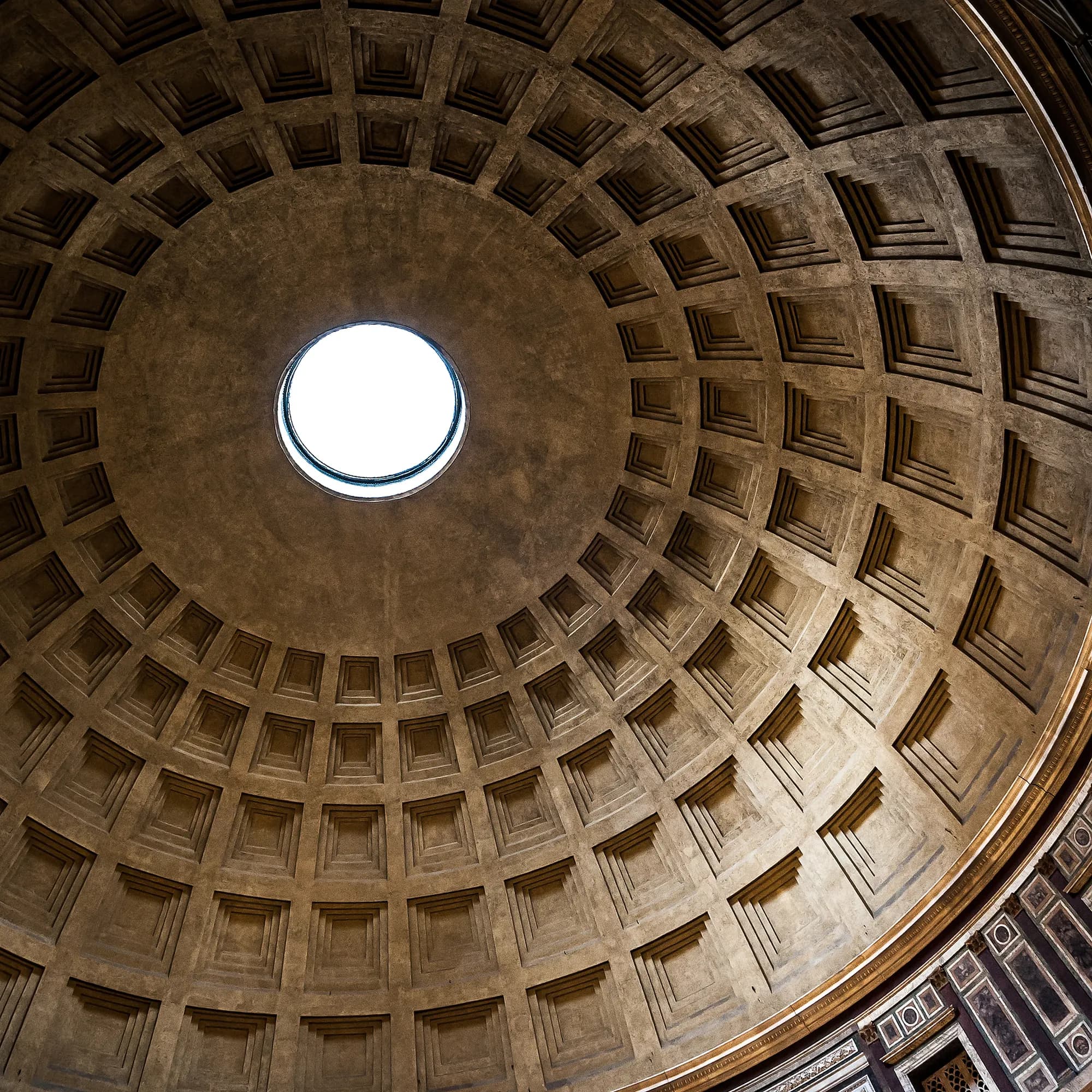 Oculo del Pantheon aperto sul cielo