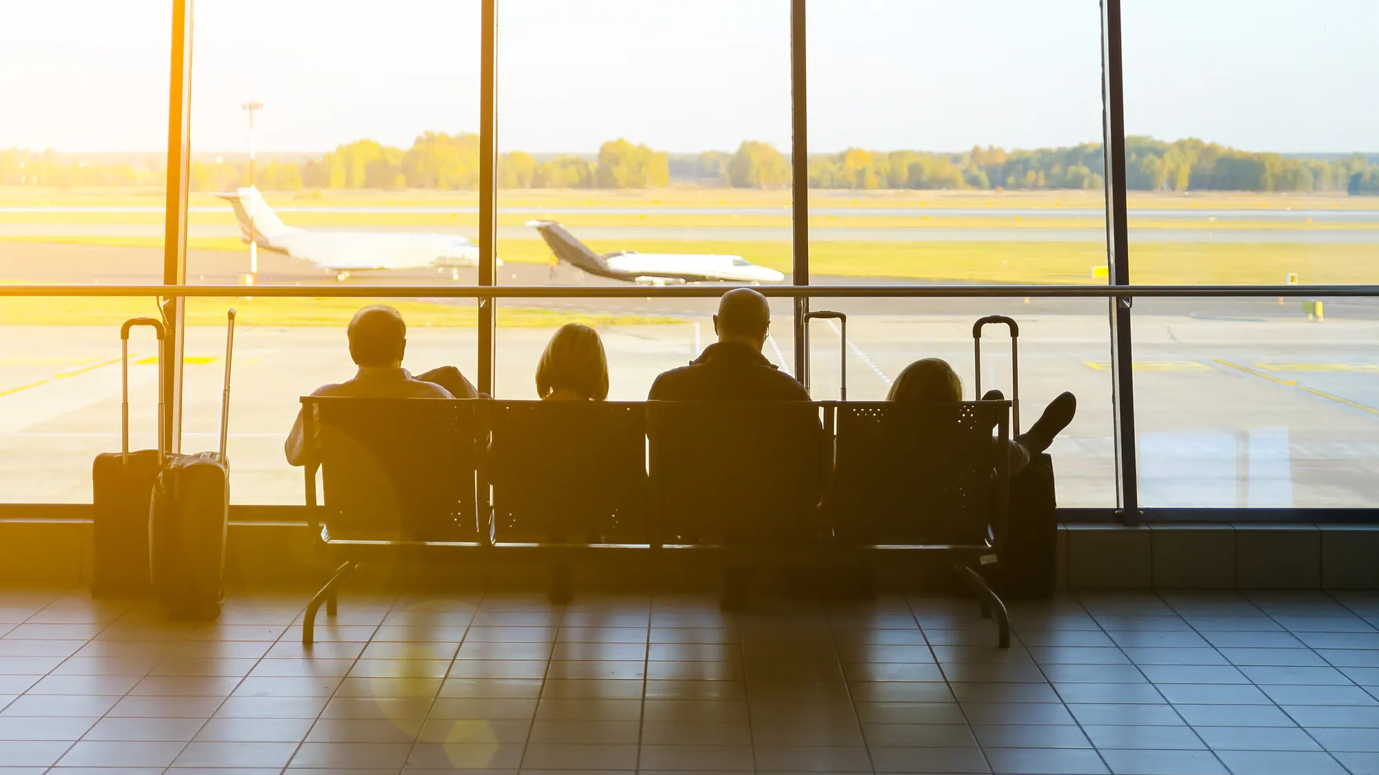 Viaggiatori con le valigie in aeroporto