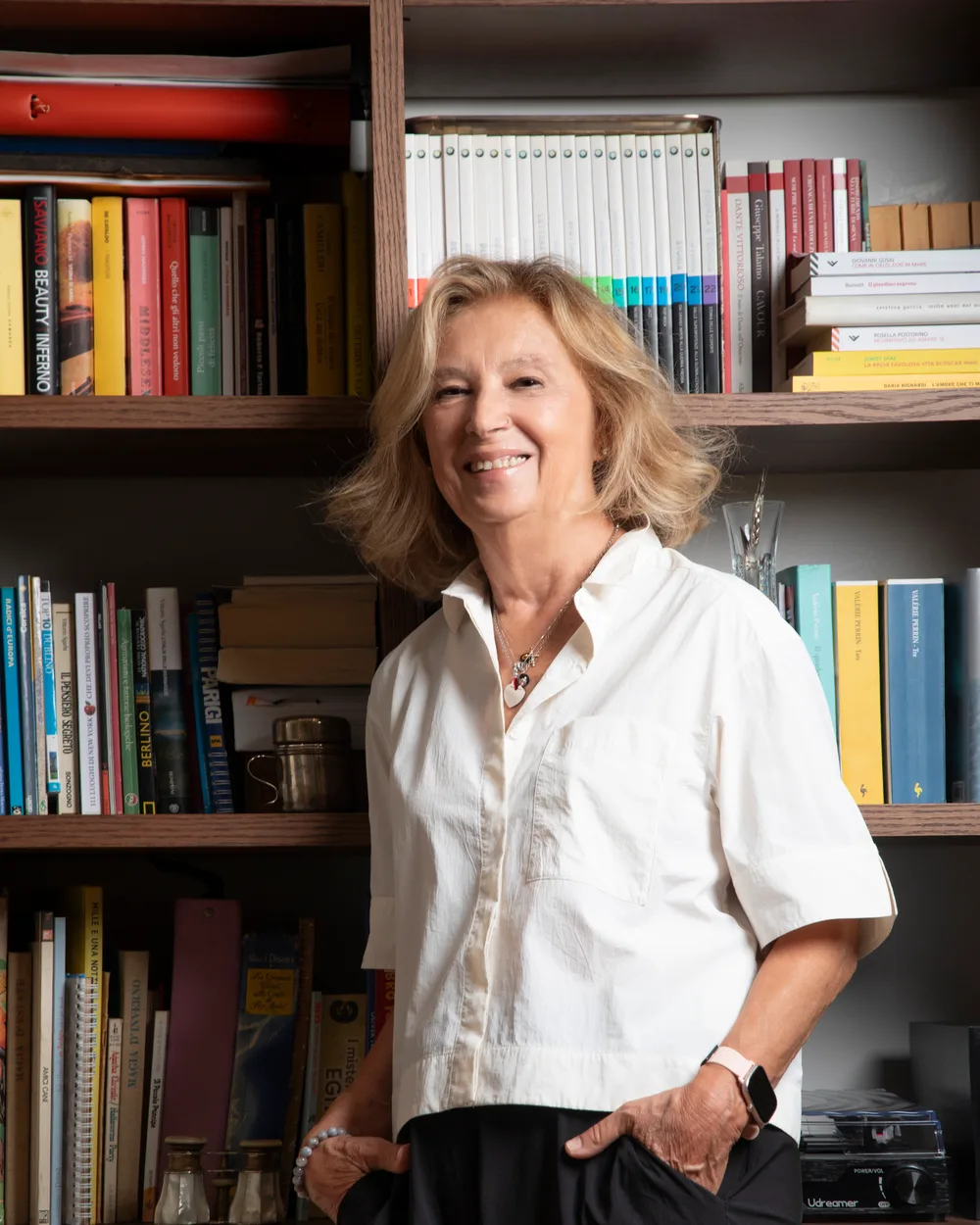 Ritratto di Daniela Laurenti davanti alla libreria