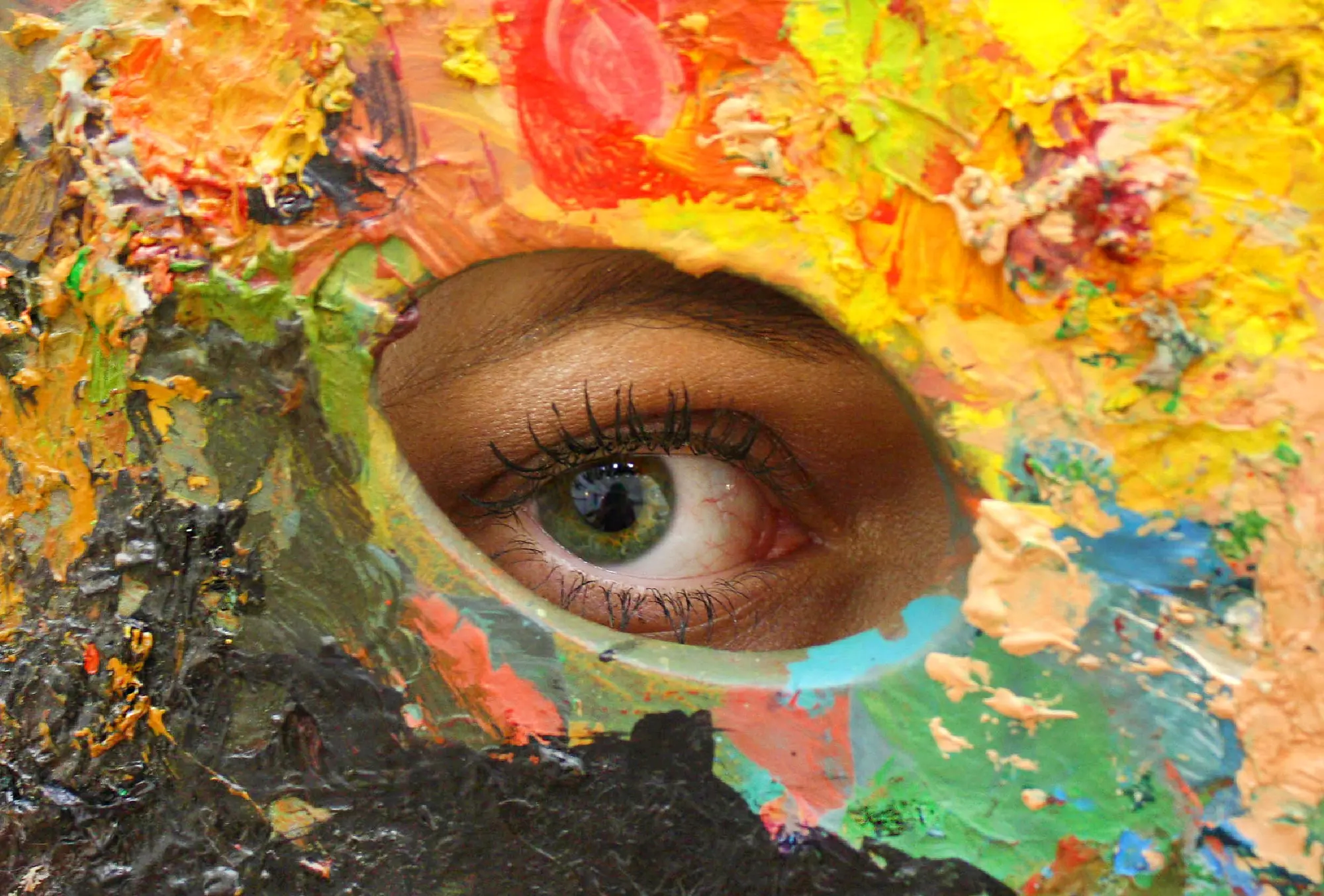 Uno sguardo attraverso un foro in una tavolozza di colori